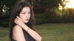 长发美王楚然 绿草地 户外 桌面壁纸高清全屏