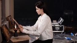 白鹿白衬衫 侧脸照 美女高清壁纸