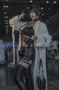 dy@螺序粉,Cosplay、酷帅风格、黑色皮革服饰、过膝长靴、白色长款外套