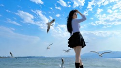 海边 蓝天白云 好看的美女长发黑色裙子电脑壁纸