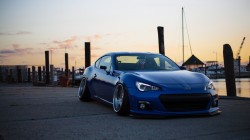 蓝色斯巴鲁跑车桌面壁纸