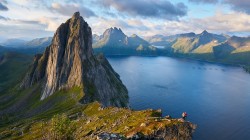 一对夫妇Segla Mountain山脉河流湖泊风景壁纸
