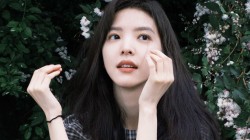 森系可爱美女章若楠桌面壁纸