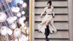 陈钰琪 大衣裙 黑色长靴 楼梯 美女 壁纸