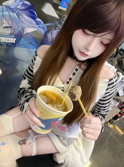 @小御少 陪你吃便利店的女孩也许有很多 但像我这样的只有一个#ootd穿搭 #随拍 #小猫