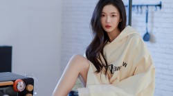 清纯长发文静美女曹婉瑾电脑壁纸