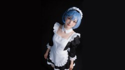 可爱微笑 雷姆 蓝色短发 黑色背景 2K电脑壁纸