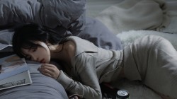 美女 毛衣套装 忧伤 心情 房间 电脑 壁纸