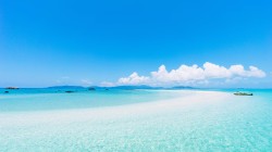 蓝色海洋 天空 白云 win10主题风景壁纸