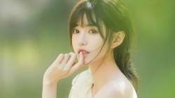 清纯美女 手指 嘴唇 绿色背景 美女护眼壁纸