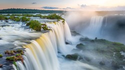 巴西伊瓜苏瀑布风景桌面壁纸