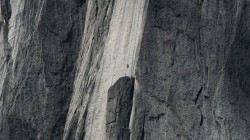 Windows10岩石攀岩风光桌面壁纸