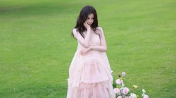 绿色草地鲜花美女虞书欣 桌面壁纸