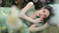 绿色裙子美女鲜花壁纸