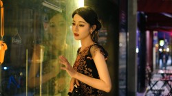 迪丽热巴 玻璃窗 美女桌面壁纸