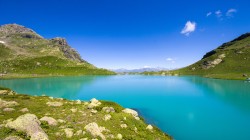高原 湖水 蓝色天空风景桌面壁纸