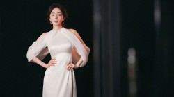 杨幂 白色礼服裙子 黑色背景美女电脑壁纸