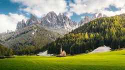 美丽的国外风景 雪山 树林 房子 绿色草地 高清 电脑 壁纸