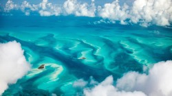 巴哈马的绿松石色水域风景桌面壁纸