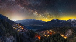 夜晚 山脉 雪山峰 银河 灯光 村庄 阿尔卑斯山脉风景电脑壁纸