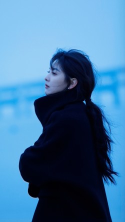 黑色外套美女侧脸章若楠手机壁纸