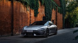 小米SU7 Ultra太空银桌面壁纸