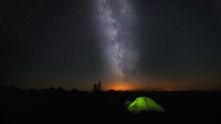 Windows10夜晚星空宿营桌面壁纸