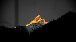 孤峰山脉日照金山暗黑系风景桌面壁纸 4K高清素材 1080P素材 素材模板