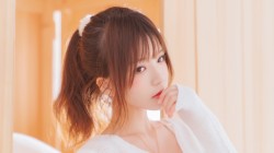 马尾辫 白色毛衣可爱美女壁纸