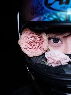 “总想要透过你眼睛”#花 #女骑 #机车 #arai #机车摄影