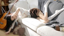 居家 吉他 沙发 清纯 美女 高清 壁纸