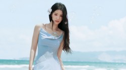 王楚然 海边长发美女蓝色裙子 桌面壁纸