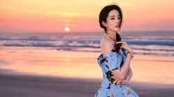 刘亦菲 阿布扎比 海边海滩美女桌面壁纸