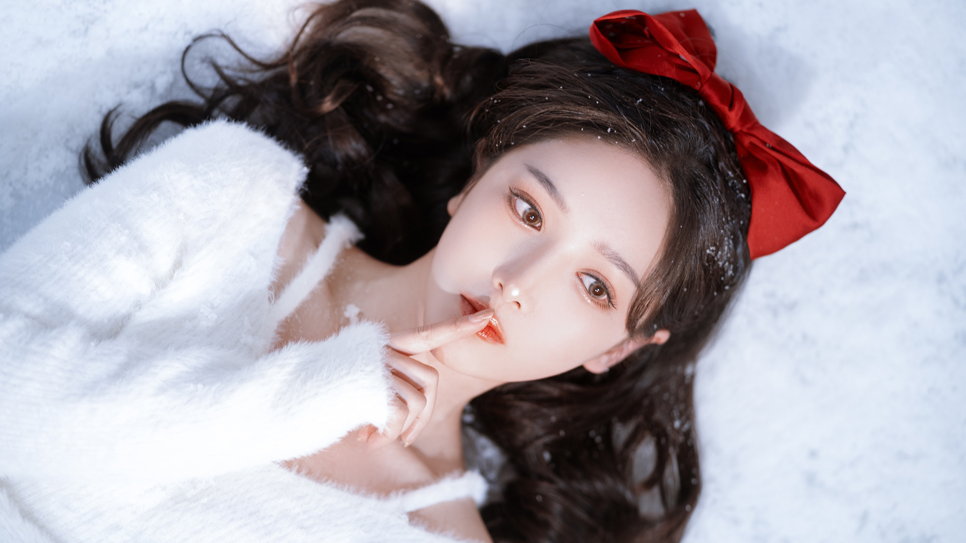躺在雪地的美女 长发 红色蝴蝶结 好看白色毛衣美女壁纸,第1张