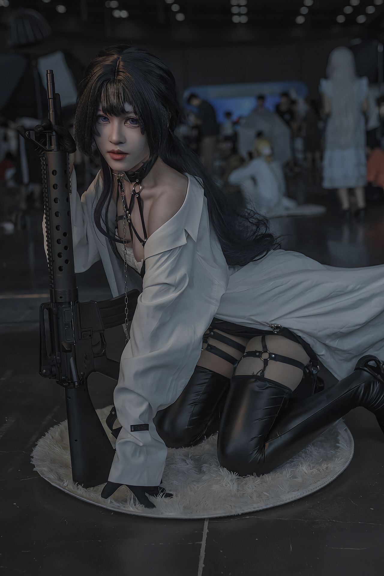 dy@螺序粉,Cosplay、酷帅风格、黑色皮革服饰、过膝长靴、白色长款外套,第5张