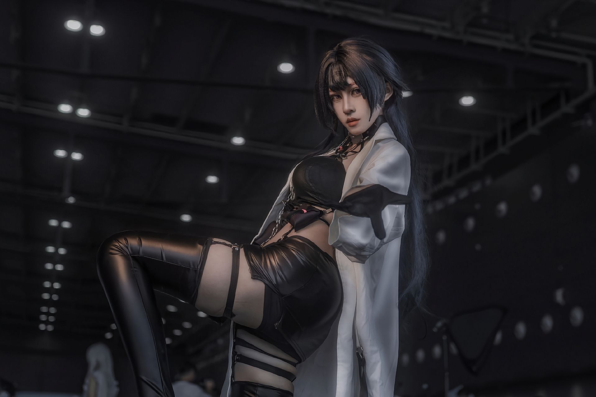 dy@螺序粉,Cosplay、酷帅风格、黑色皮革服饰、过膝长靴、白色长款外套,第6张