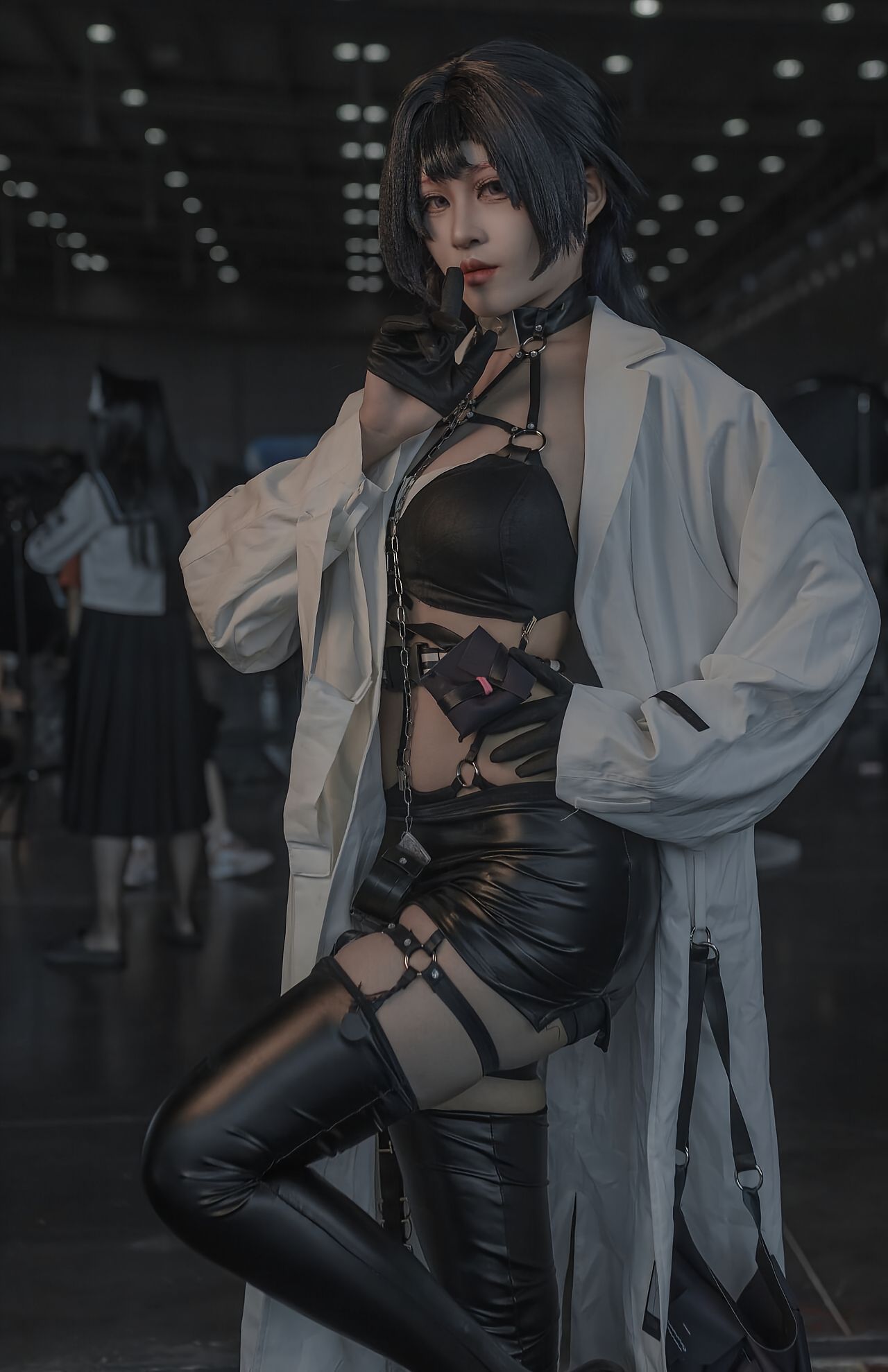 dy@螺序粉,Cosplay、酷帅风格、黑色皮革服饰、过膝长靴、白色长款外套,第4张