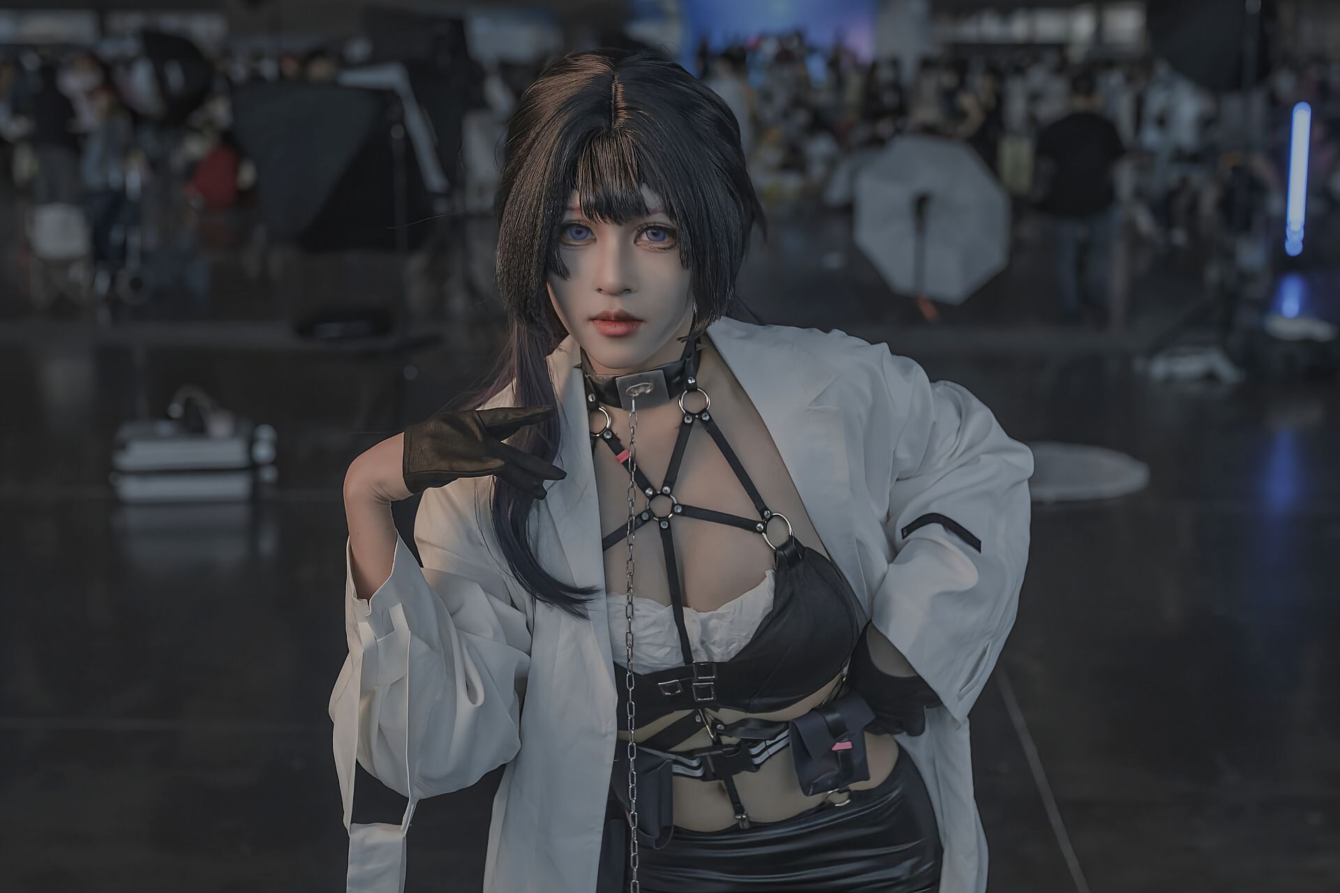 dy@螺序粉,Cosplay、酷帅风格、黑色皮革服饰、过膝长靴、白色长款外套,第2张