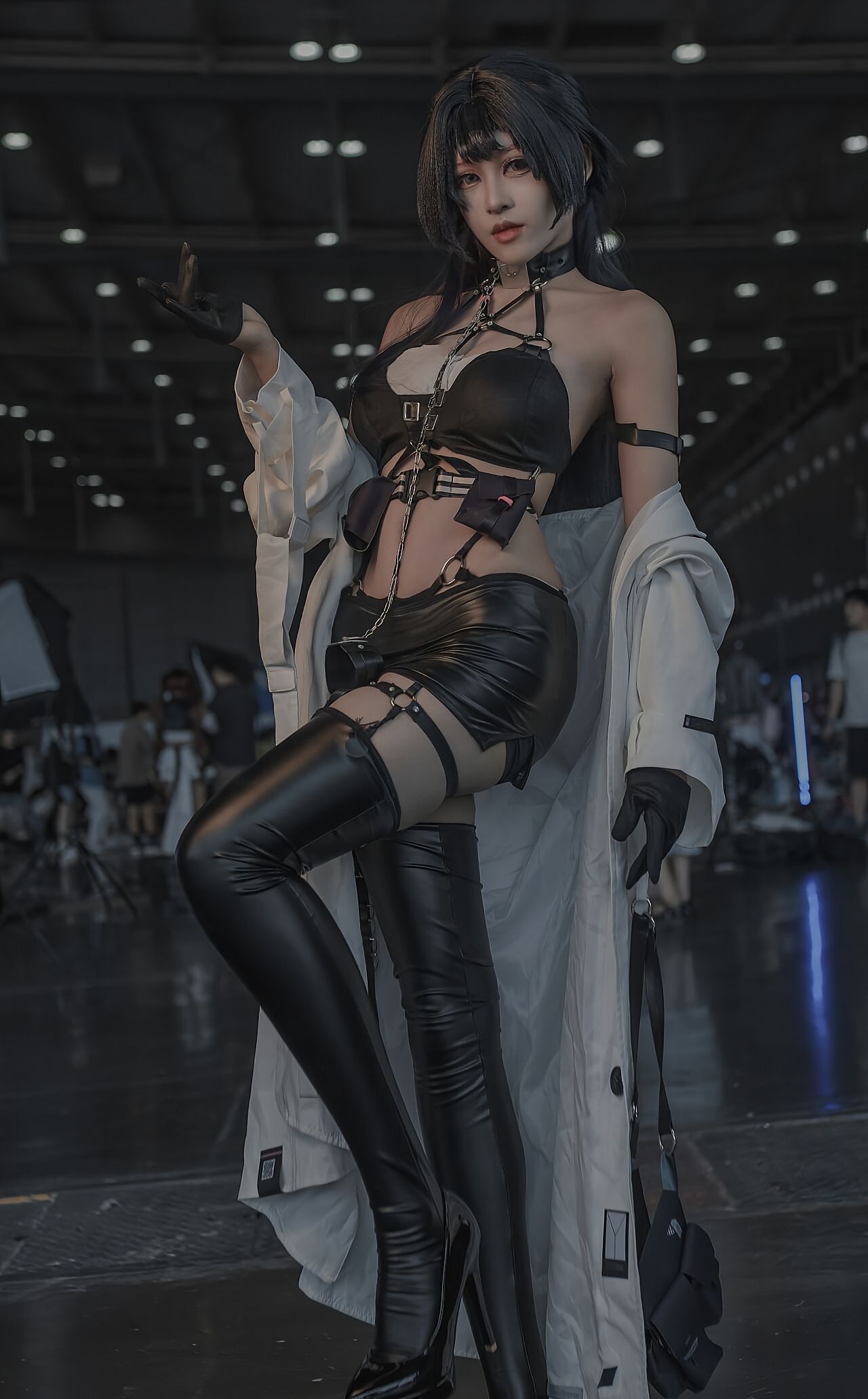 dy@螺序粉,Cosplay、酷帅风格、黑色皮革服饰、过膝长靴、白色长款外套,第3张