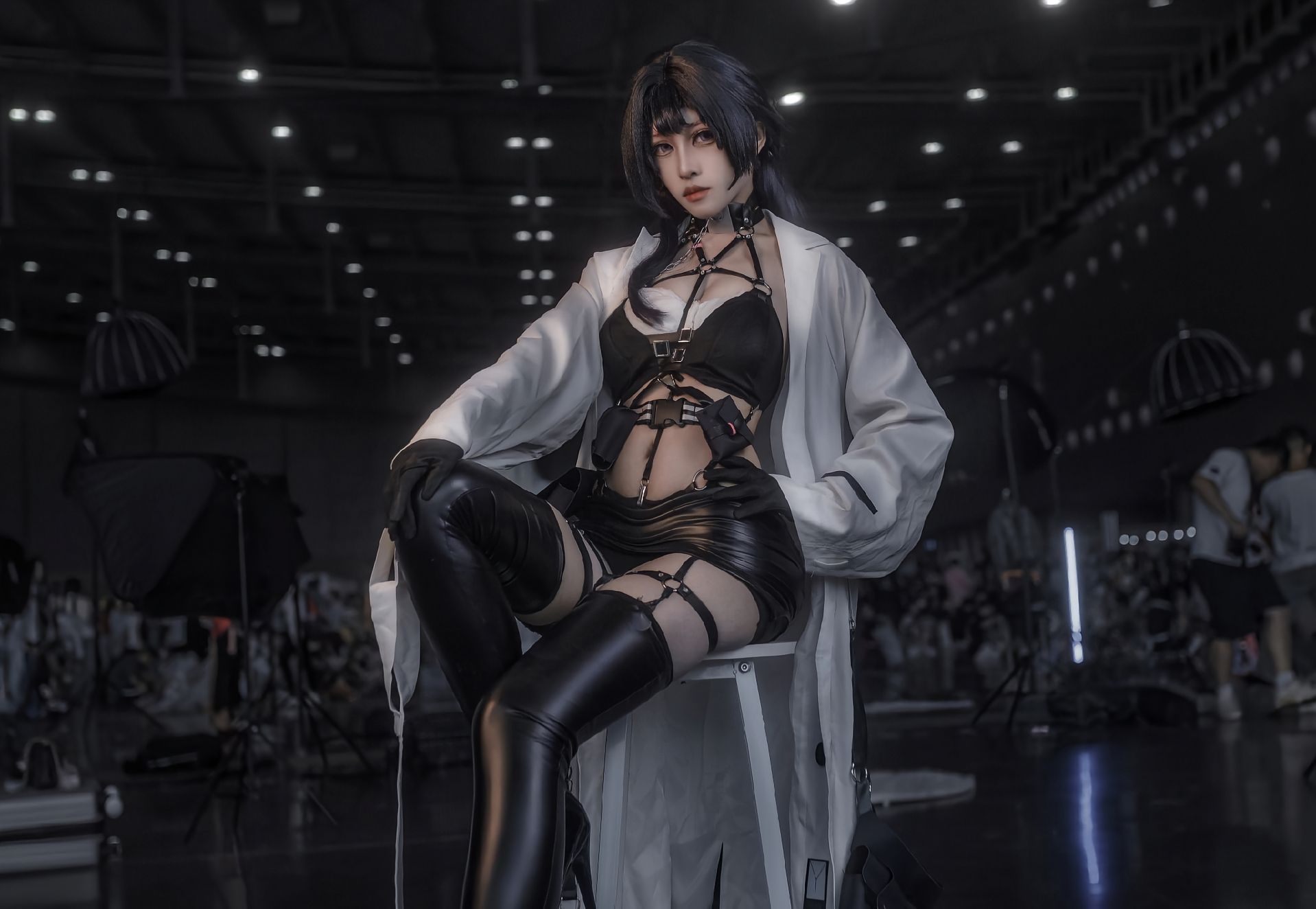 dy@螺序粉,Cosplay、酷帅风格、黑色皮革服饰、过膝长靴、白色长款外套,第7张