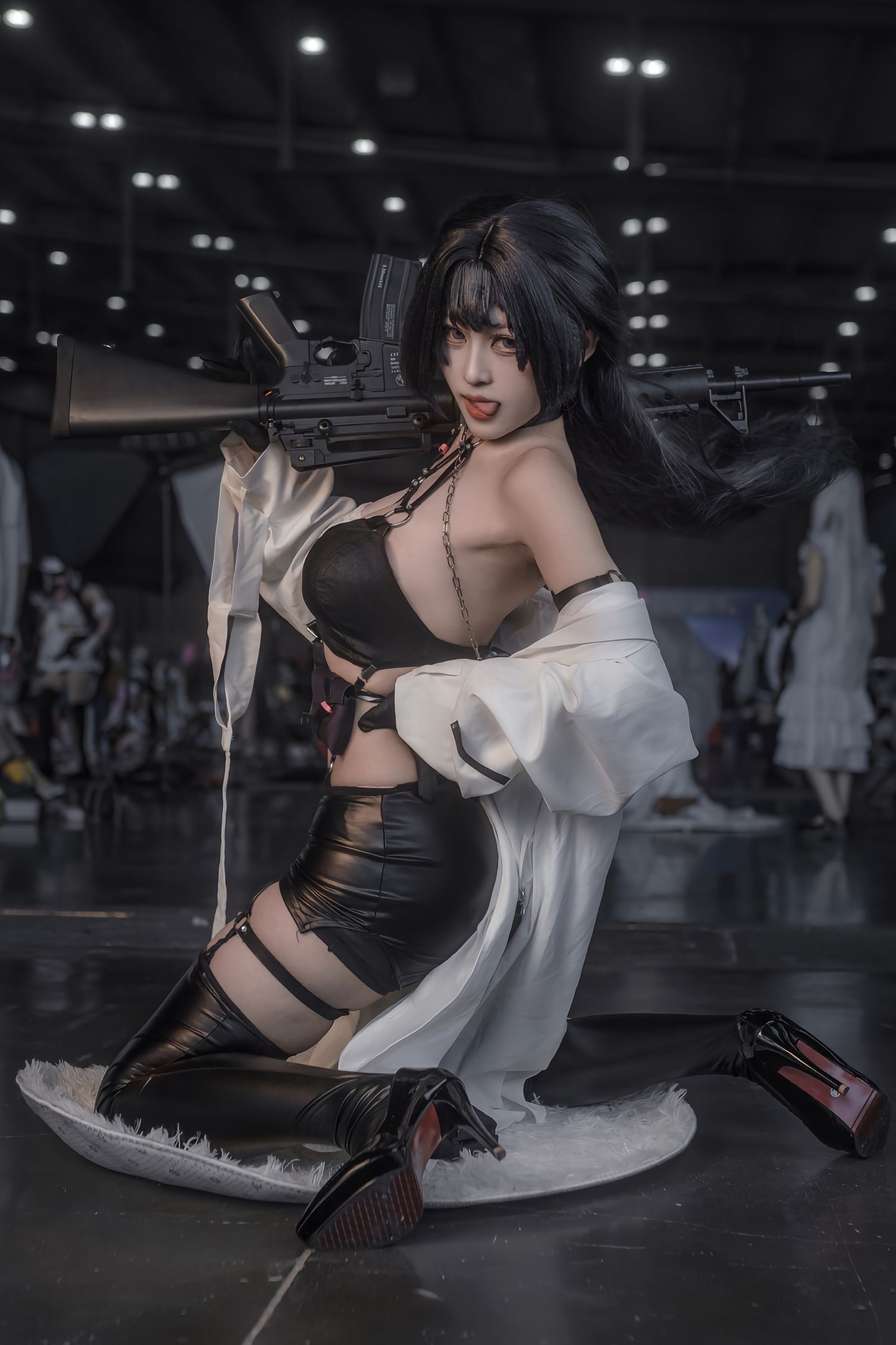 dy@螺序粉,Cosplay、酷帅风格、黑色皮革服饰、过膝长靴、白色长款外套,第9张
