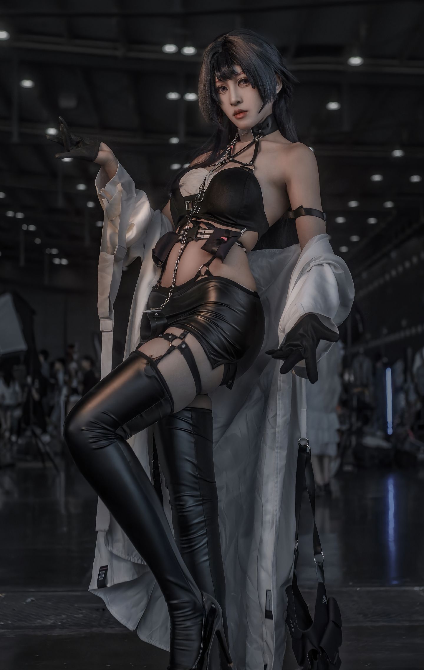 dy@螺序粉,Cosplay、酷帅风格、黑色皮革服饰、过膝长靴、白色长款外套,第8张