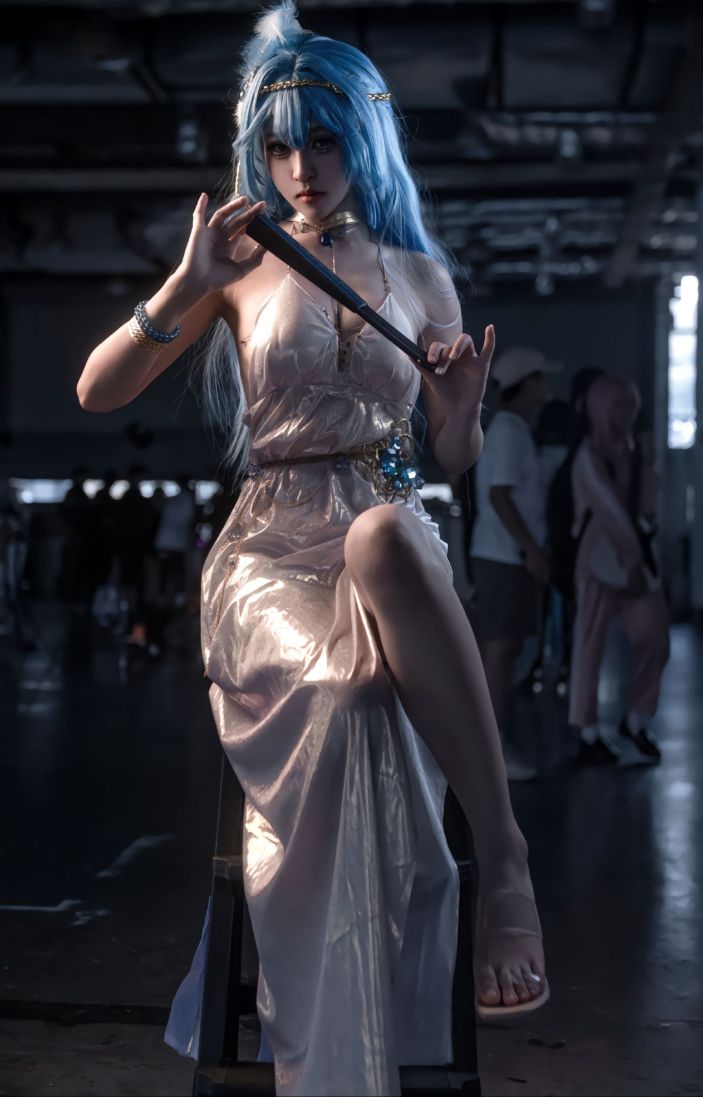 dy@螺序粉,动漫 cosplay、蓝发角色、手持道具、华丽长裙、展会场景,第3张 dy@螺序粉,动漫 cosplay、蓝发角色、手持道具、华丽长裙、展会场景,第3张