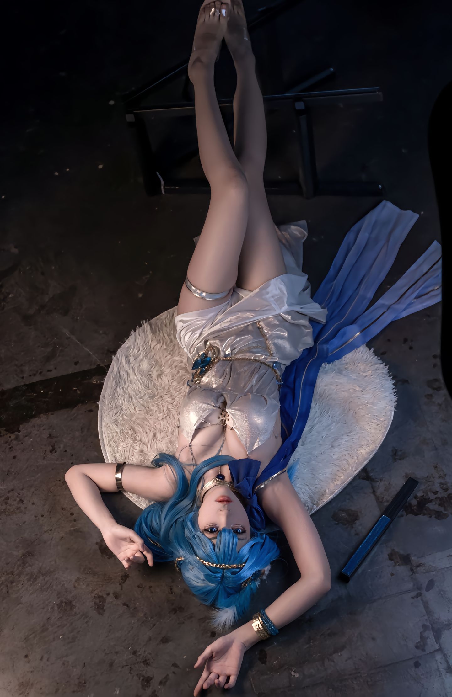 dy@螺序粉,动漫 cosplay、蓝发角色、手持道具、华丽长裙、展会场景,第1张 dy@螺序粉,动漫 cosplay、蓝发角色、手持道具、华丽长裙、展会场景,第1张