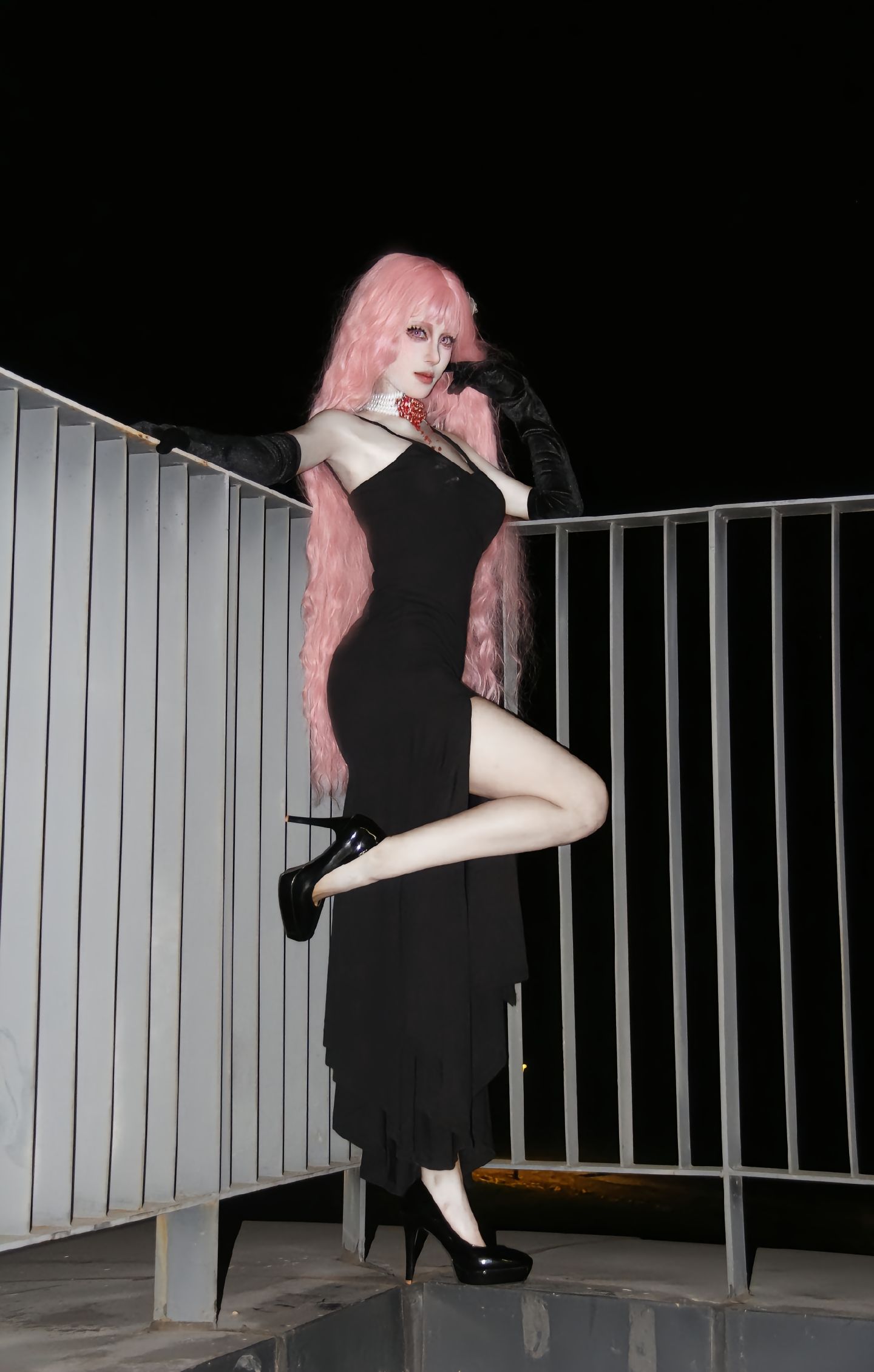dy@螺序粉,粉色卷发、黑色吊带长裙、黑色长手套、cosplay、夜晚场景,第3张