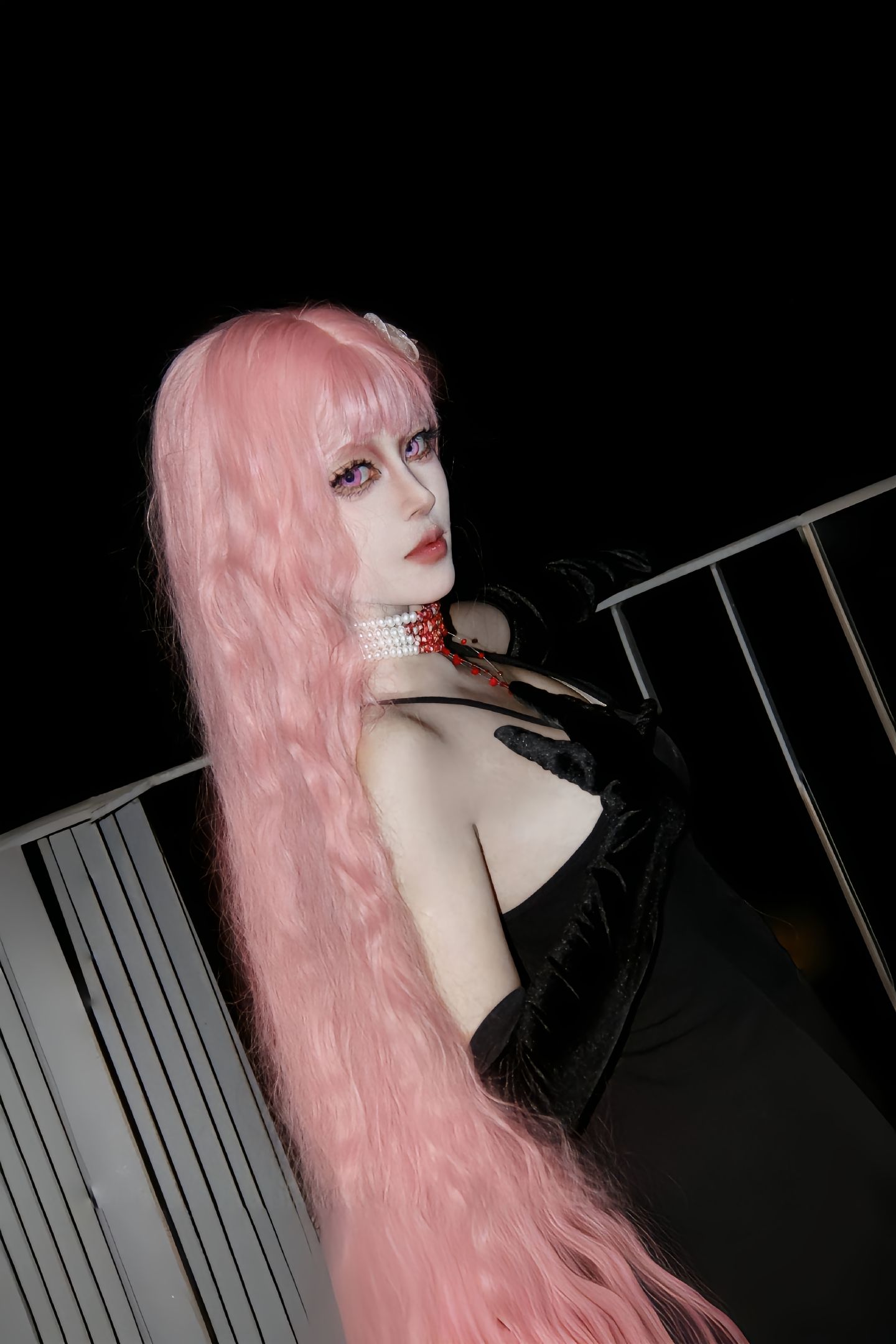 dy@螺序粉,粉色卷发、黑色吊带长裙、黑色长手套、cosplay、夜晚场景,第2张