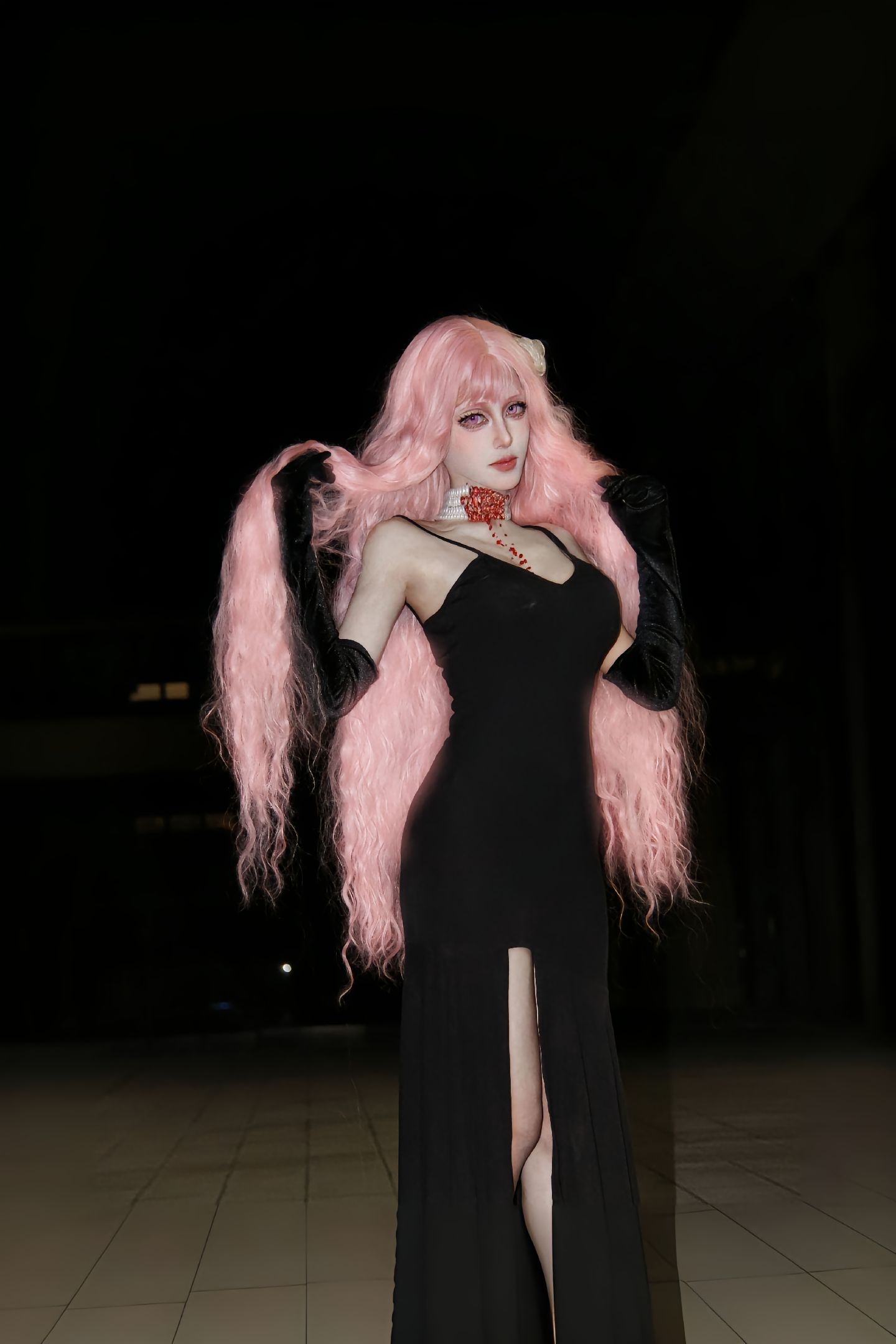 dy@螺序粉,粉色卷发、黑色吊带长裙、黑色长手套、cosplay、夜晚场景,第1张