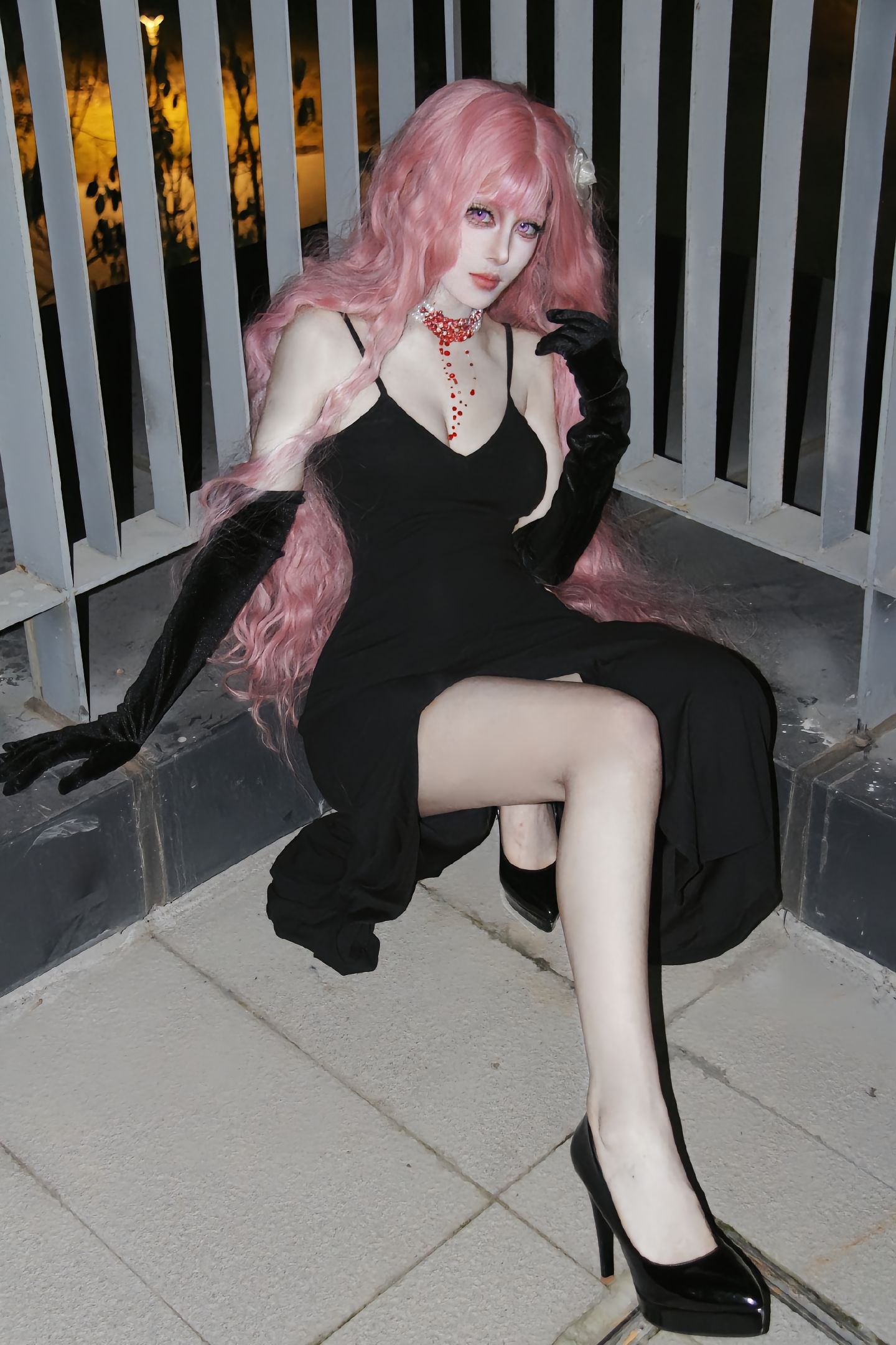 dy@螺序粉,粉色卷发、黑色吊带长裙、黑色长手套、cosplay、夜晚场景,第4张