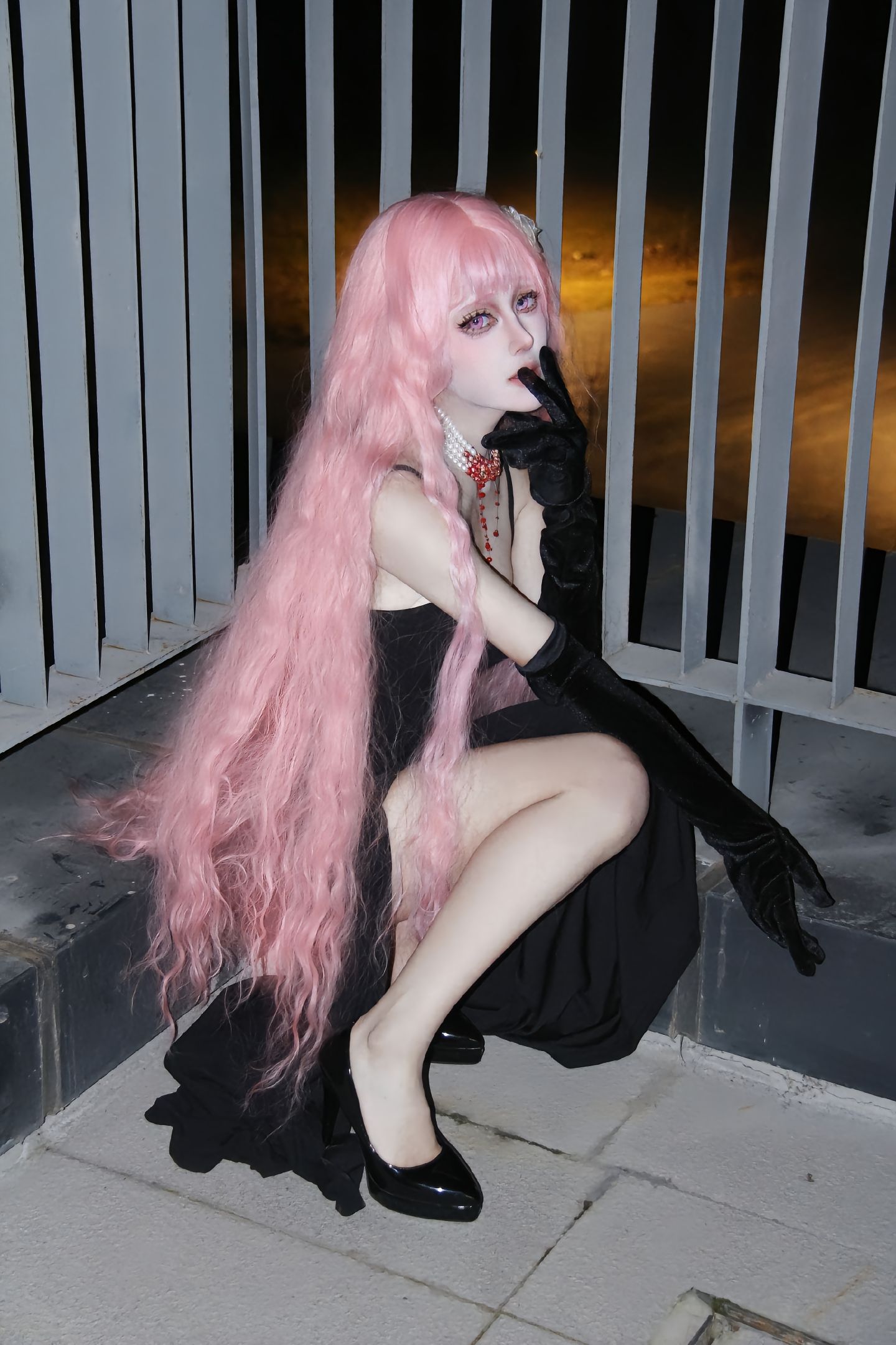 dy@螺序粉,粉色卷发、黑色吊带长裙、黑色长手套、cosplay、夜晚场景,第6张