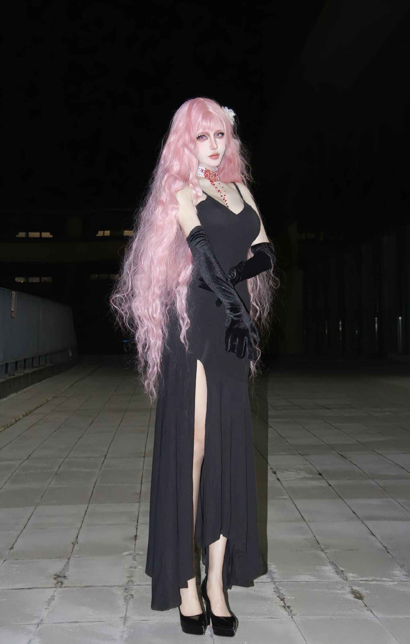 dy@螺序粉,粉色卷发、黑色吊带长裙、黑色长手套、cosplay、夜晚场景,第5张